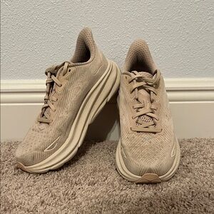 HOKA CLIFTON 9, Almond, Size 7
